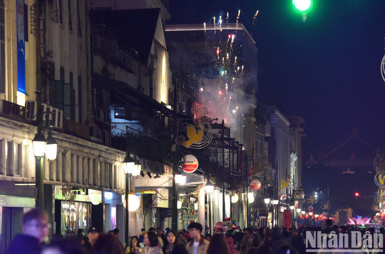 The area around Hoan Kiem Lake bustling on New Year's Eve (Photo: Thanh Dat)