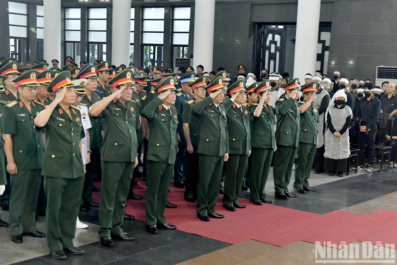 The delegation of Central Military Commission - Ministry of Defence, led by General Phan Van Giang, Minister of Defence, pay their last respects to Senior Lieutenant General Nguyen Chi Vinh. The delegation of Central Military Commission - Ministry of Defence, led by General Phan Van Giang, Minister of Defence, pay their last respects to Senior Lieutenant General Nguyen Chi Vinh.