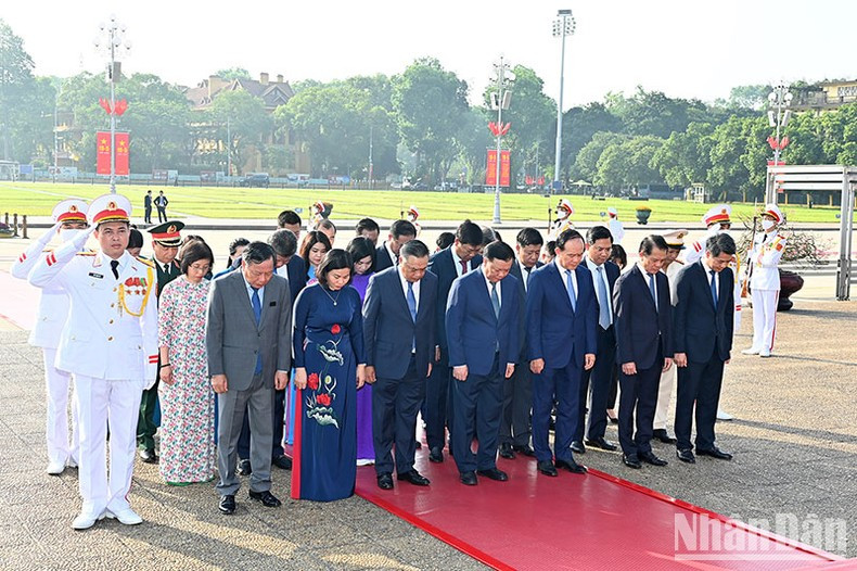 The delegation of the Hanoi municipal Party Committee, People's Council, People's Committee and Fatherland Front Committee lay wreaths in tribute to President Ho Chi Minh.