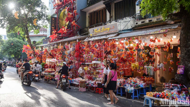 Referring to the Mid-Autumn Festival, it is impossible not to mention Hang Ma Street, which has been decorated colourfully with a variety of traditional and modern handicrafts.