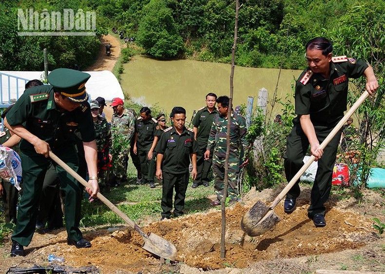 The delegation of the Provincial Border Guard High Command and the Military Command of HouaphanhProvince planted several souvenir trees.