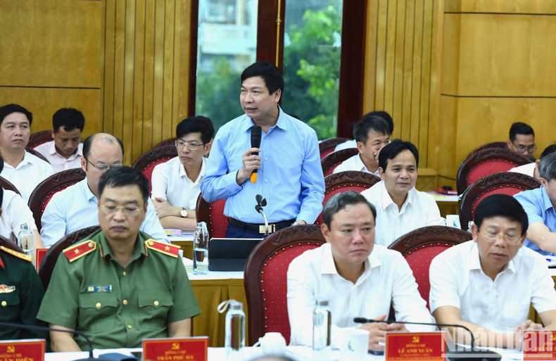 A leader of the Provincial Department of Education and Training speaks at the working session.