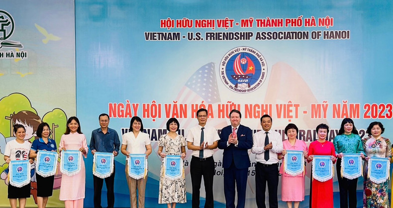 The units participating the cultural day are honoured for their active response. (Photo: Khanh Linh) The units participating the cultural day are honoured for their active response. (Photo: Khanh Linh)