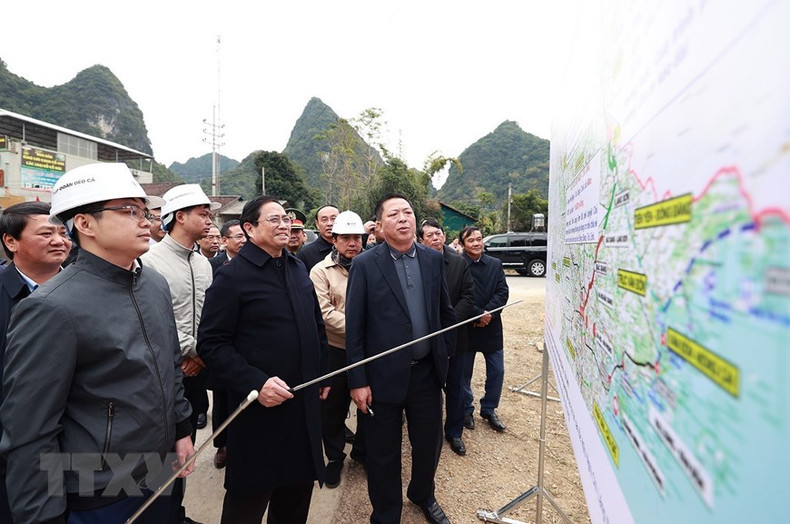 PM Pham Minh Chinh inspects Dong Dang-Tra Linh expressway connecting Cao Bang and Lang Son provinces. (Photo: VNA)