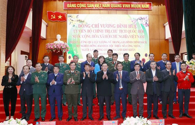 NA Chairman Vuong Dinh Hue and local officials in a group photo (Source: VNA)