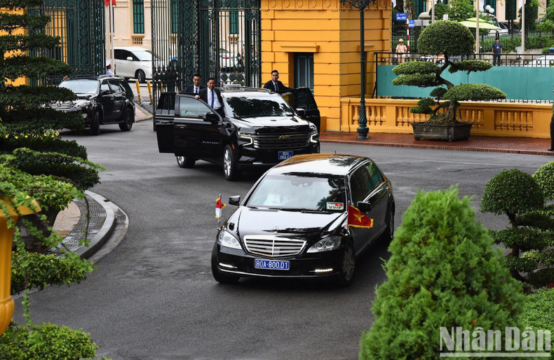 The convoy takes PM Lee Hsien Loong to the Presidential Palace. The convoy takes PM Lee Hsien Loong to the Presidential Palace.
