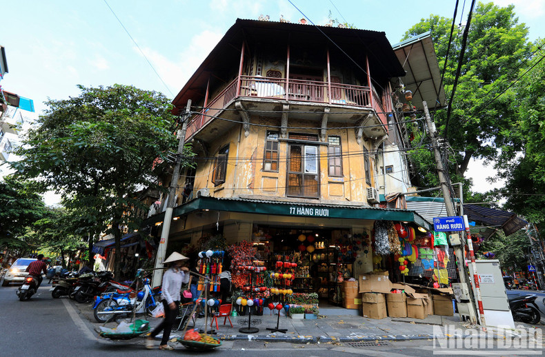With a large area of up to 76ha, the Old Quarter area is divided into 72 streets with 10 wards. As one of the attractive tourist attractions in Hanoi, the Old Quarter possesses its own classic and romantic characteristics, interwoven with modern French architecture. All have made the space nostalgic and poetic but also modern and attractive. With a large area of up to 76ha, the Old Quarter area is divided into 72 streets with 10 wards. As one of the attractive tourist attractions in Hanoi, the Old Quarter possesses its own classic and romantic characteristics, interwoven with modern French architecture. All have made the space nostalgic and poetic but also modern and attractive.