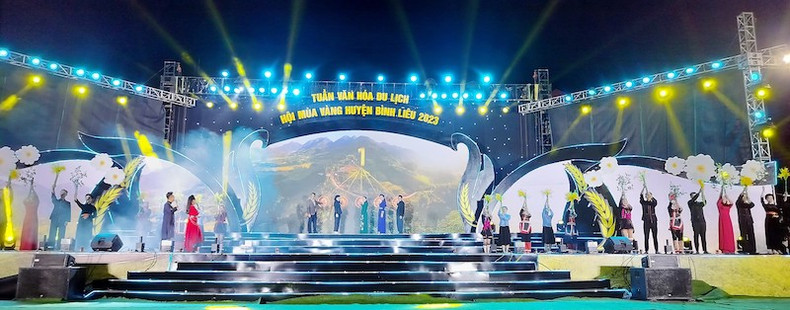 The delegates press the button to kick off the 2023 Culture-Tourism Week and the Binh Lieu Yellow Season Festival.