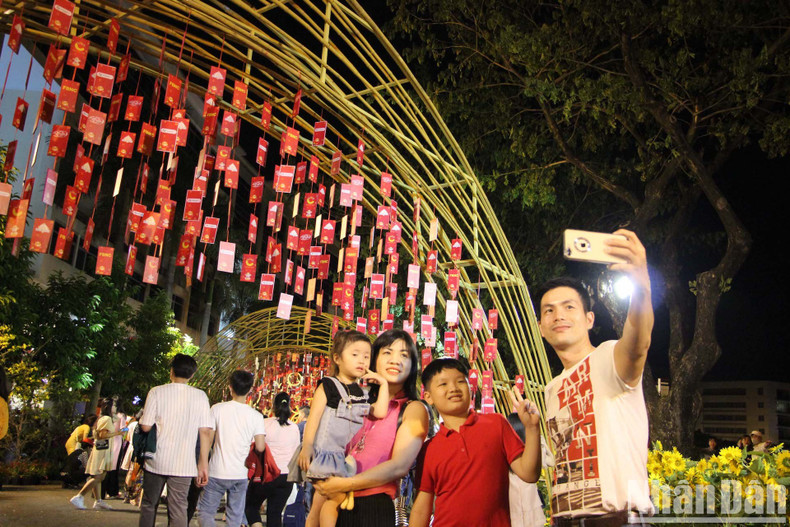 Nguyen Xuan Hoang's family takes a photo at an amusement park in Phu My Hung (District 7).