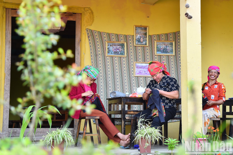 Peaceful moments of Lo Lo mothers and sisters sewing and embroidering on the front porch. Peaceful moments of Lo Lo mothers and sisters sewing and embroidering on the front porch.