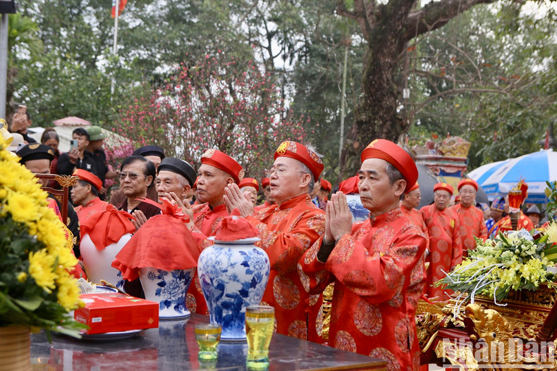 Elders perform rituals of water and fish offering rituals at Tran Temple.