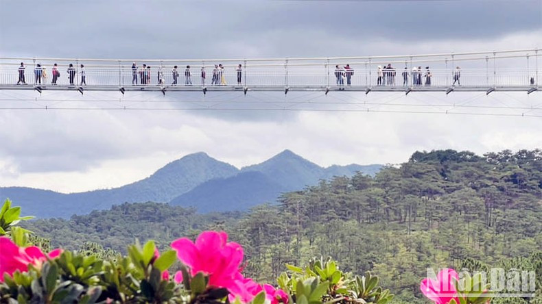 Standing on the glass bridge, visitors can capture the whole view of the Lang Biang Mountain range.