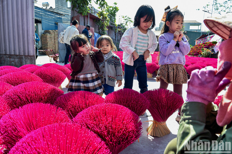 Foreign children are quite interested and curious about the colourful incense. Foreign children are quite interested and curious about the colourful incense.