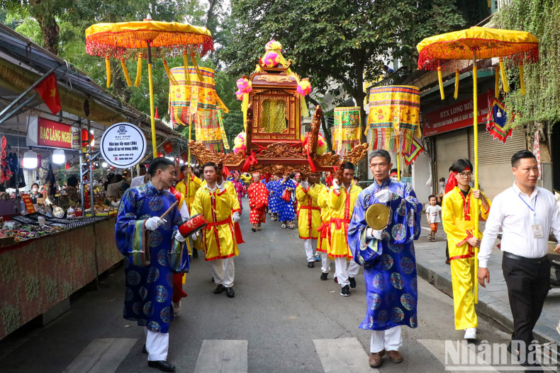 The palanquin procession starts from Kim Ngan communal house and runs through the following streets, including Hang Bac - Hang Be - Hang Dau - Dinh Tien Hoang - Hang Khay - Le Thai To - Dong Kinh Nghia Thuc Square - Hang Dao - Hang Bac, and then returns to the Kim Ngan communal house. The palanquin procession starts from Kim Ngan communal house and runs through the following streets, including Hang Bac - Hang Be - Hang Dau - Dinh Tien Hoang - Hang Khay - Le Thai To - Dong Kinh Nghia Thuc Square - Hang Dao - Hang Bac, and then returns to the Kim Ngan communal house.