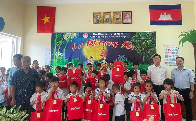 Children of Vietnamese families in Siem Reap Province receive Mid-Autumn Festival gifts from Metfone Company.