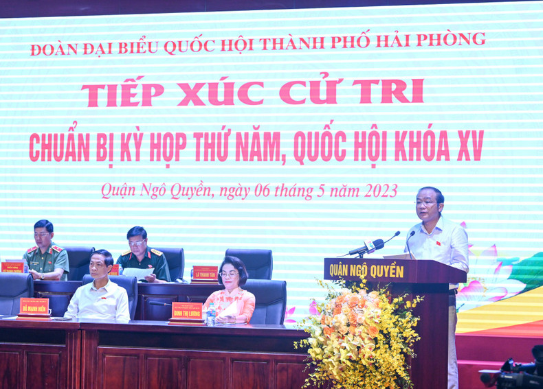 The specialised deputy head of the NA deputies’ delegation of Hai Phong City La Thanh Tan presents a report to voters. The specialised deputy head of the NA deputies’ delegation of Hai Phong City La Thanh Tan presents a report to voters.
