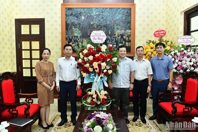 The delegation of Hanoi Municipal Department of Health visits and congratulates the Party newspaper on Vietnam Revolutionary Press Day. (Photo: DANG KHOA)