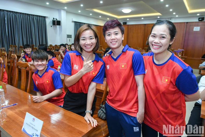 Athlete Nguyen Thi Oanh and members of Vietnamese women’s football team pose for a photo. Athlete Nguyen Thi Oanh and members of Vietnamese women’s football team pose for a photo.