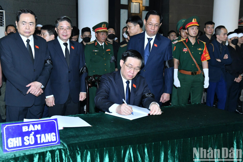 NA Chairman Vuong Dinh Hue writes in the book of condolences. NA Chairman Vuong Dinh Hue writes in the book of condolences.