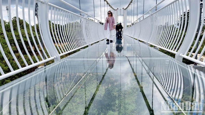 The bridge’s deck is tempered glass and applies 7D technology to bring special effects.