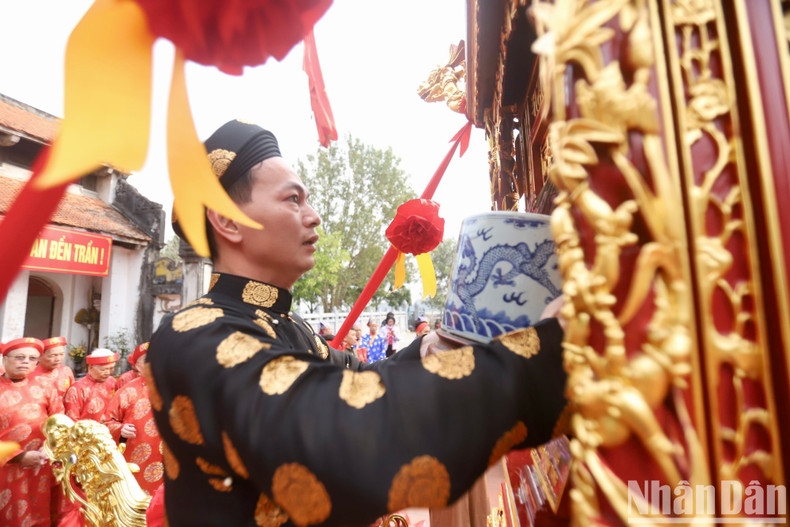 The incense bowl to worship Buddhist King Tran Nhan Tong was taken from the palanquin, aiming to pay tribute to the ancestors for their merits.