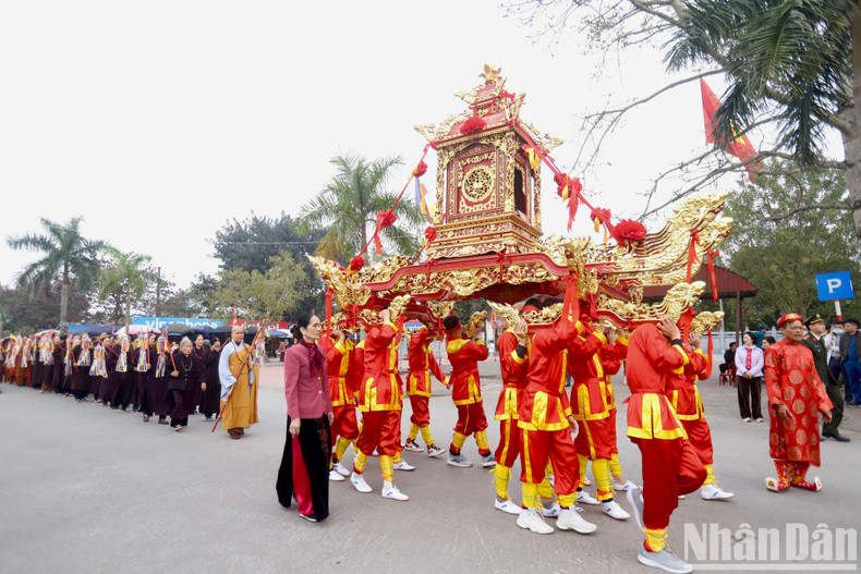 The Ngoc Lo palanquin, which is very large and carved beautifully, is carried by healthy young men.