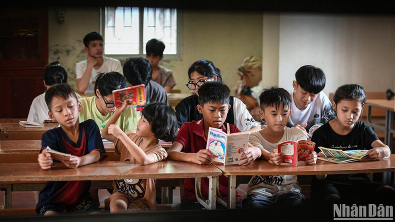 The joy of the little angles beside the books on summer days. The joy of the little angles beside the books on summer days.