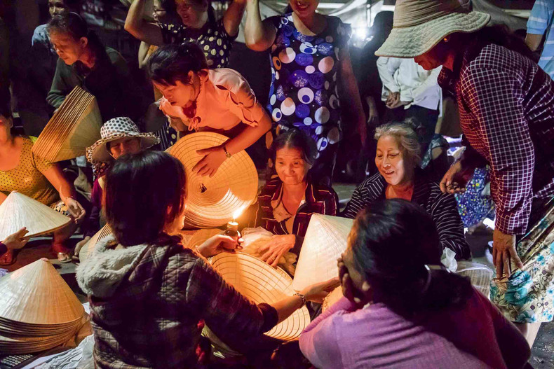 The day of picking up lilies is filled with such laughter and enthusiasm, yet at night when the clock strikes midnight, bicycles and rickshaws continuously flock to the conical hat market in Binh Dinh to open the stalls in time. Even though it's a market, it's not too noisy, and there's no arguing. People talk just enough to hear, the light just enough to see with a cheerful smile, all night.