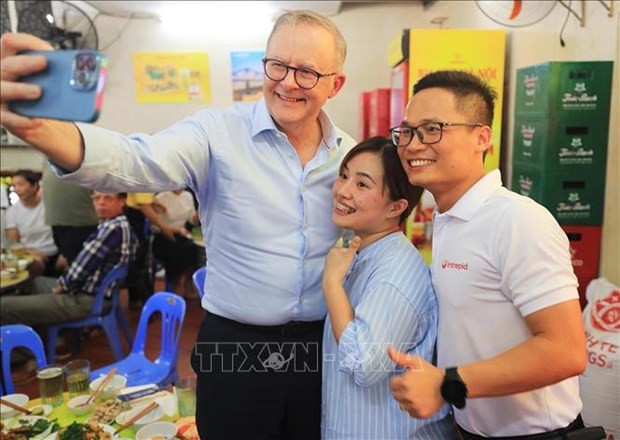 Australian Prime Minister Anthony Albanese takes a selfie with two young Vietnamese people. (Photo: VNA)