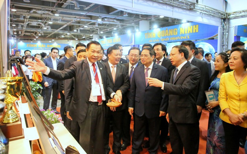 The delegates visit pavilions at the event. (Photo: NDO)