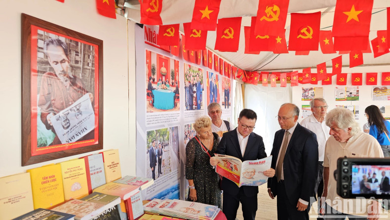 Editor-in-Chief Le Quoc Minh introduces innovations of Nhan Dan Newspaper publications to French friends.