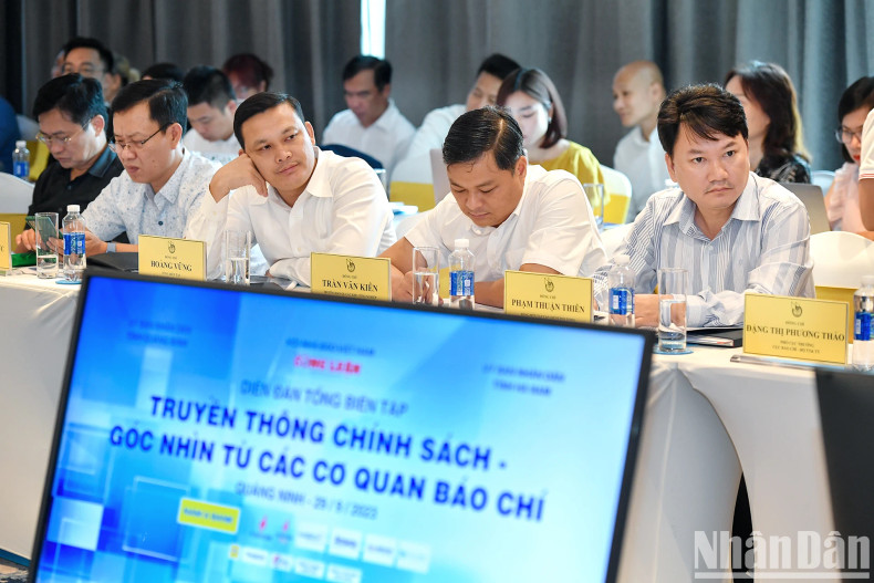 Delegates attend the forum. Delegates attend the forum.