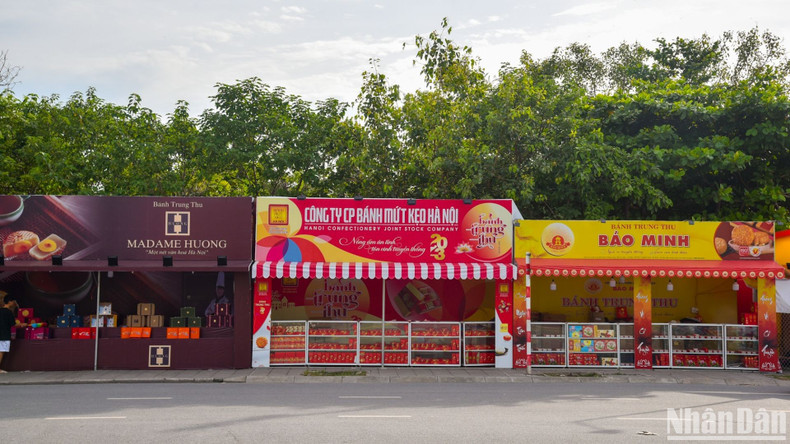 An image of mooncake kiosks on Nghi Tam Street.