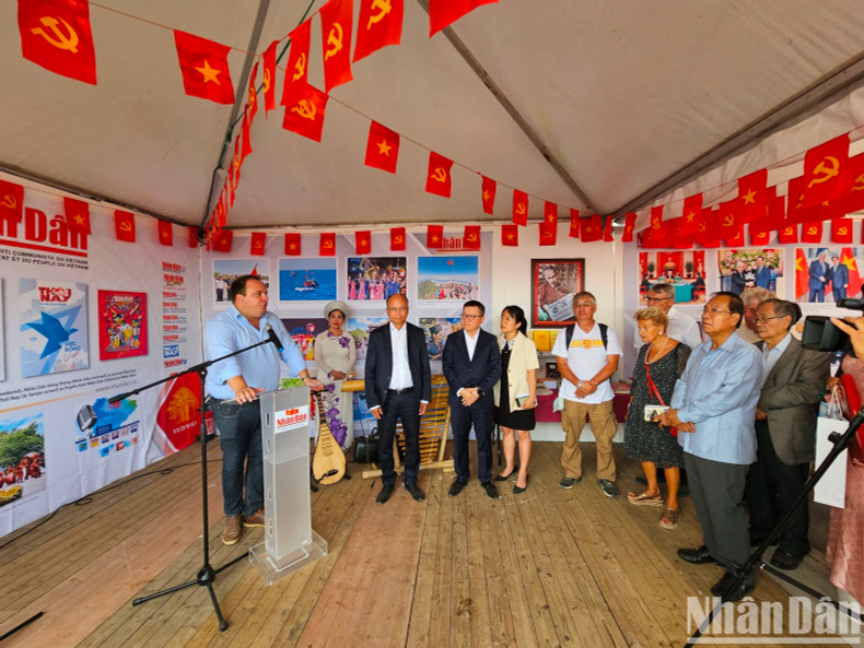 Editor-in-Chief of the L’Humanité Newspaper Fabien Gay expresses his hope that younger generations will maintain and promote the close ties between the two Parties and people as well as actively contribute to international solidarity for peace and social progress. Former Politburo member of the French Communist Party Denis Rondepierre, Lao Ambassador to France Kham-Inh Khitchadeth, and representatives from French-Vietnamese associations also attend the festival.