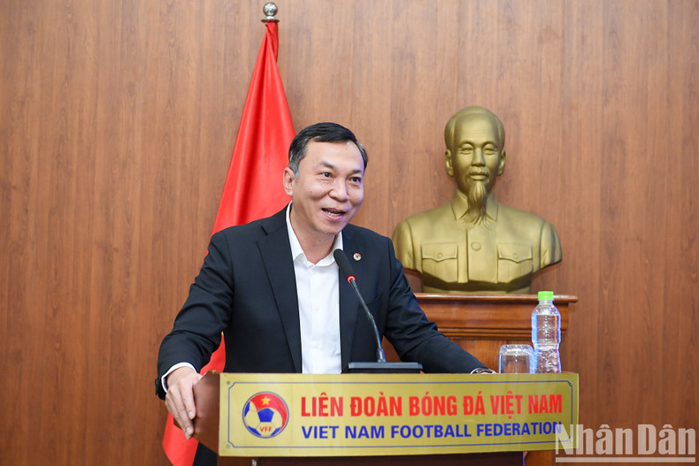 President of the Vietnam Football Federation Tran Quoc Tuan expresses his pleasure at the gifts from the Vietnam Public Sector Union and the Trade Union of the Ministry of Culture, Sports and Tourism for the Vietnamese women's football team and athlete Nguyen Thi Oanh for their outstanding performances at the 32nd SEA Games. President of the Vietnam Football Federation Tran Quoc Tuan expresses his pleasure at the gifts from the Vietnam Public Sector Union and the Trade Union of the Ministry of Culture, Sports and Tourism for the Vietnamese women's football team and athlete Nguyen Thi Oanh for their outstanding performances at the 32nd SEA Games.