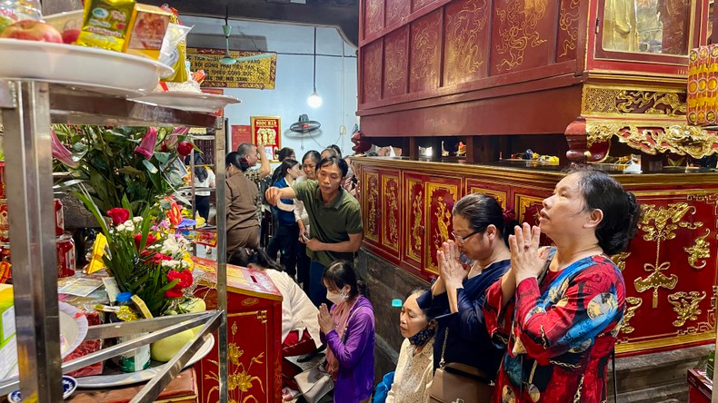 A large number of visitors flock to the festival.