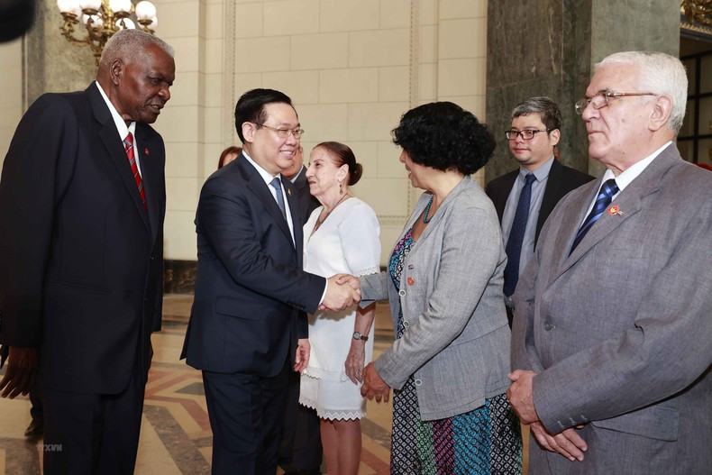 President of the NA of People's Power of Cuba Esteban Lazo Hernández introduces the Cuban delegation’s members to NA Chairman Vuong Dinh Hue. (Photo: Doan Tan/VNA)
