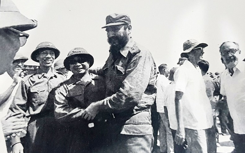 Defence Minister of the Provisional Revolutionary Government of the Republic of South Vietnam, Lieutenant General Tran Nam Trung welcomed Cuban President Fidel Castro and the delegation. (File Photo)