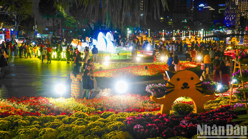 People walking along the spring flower street. (Photo: Thanh Tam)