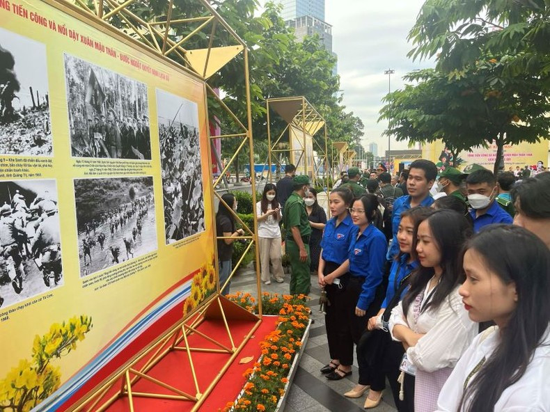 The exhibition attracts a large number of young people. (Photo: NDO) The exhibition attracts a large number of young people. (Photo: NDO)