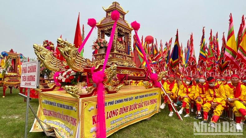 The opening ceremony for the festival featured the processions from temples, palaces, pagodas and mausoleums, in the complex of Phu Day historical and cultural relics.
