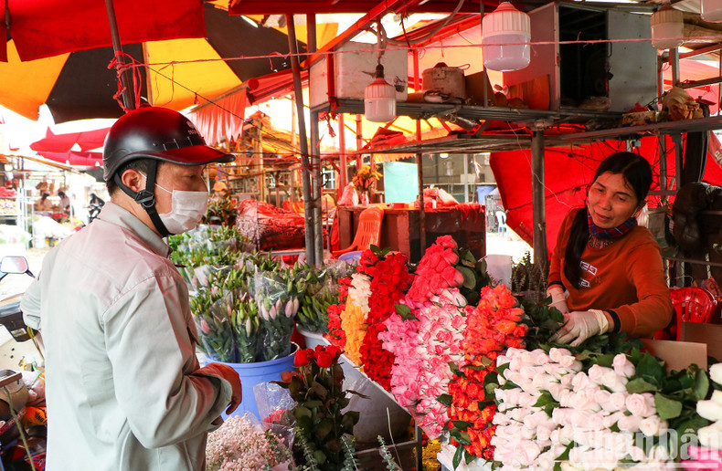 A guest from Hoan Kiem District buys roses for International Women’s Day. A guest from Hoan Kiem District buys roses for International Women’s Day.