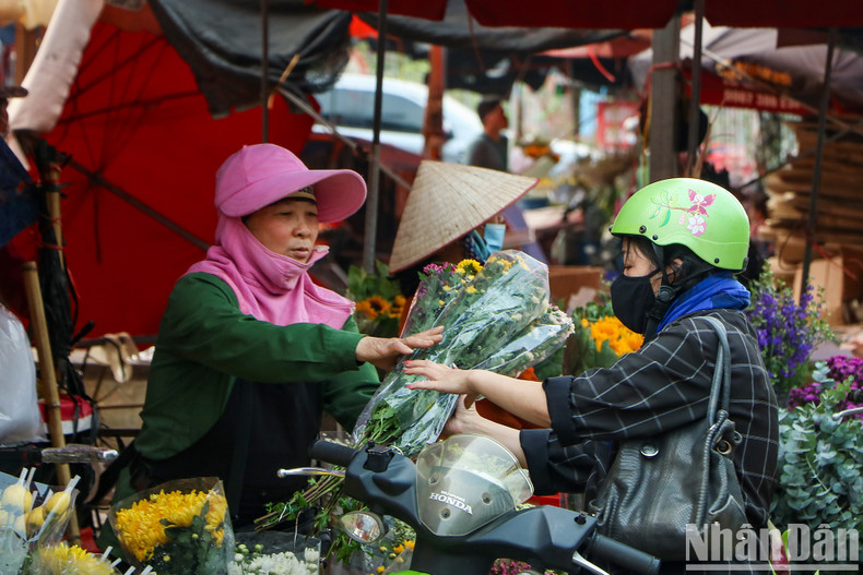 "This year, people's demand for flowers is quite high, so I have to work through the nights”, said a small trader. "This year, people's demand for flowers is quite high, so I have to work through the nights”, said a small trader.