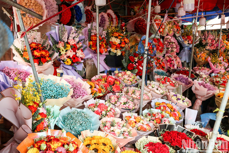 Many flower bouquets are available for customers, with prices ranging from 400,000 VND to 700,000 VND. Many flower bouquets are available for customers, with prices ranging from 400,000 VND to 700,000 VND.
