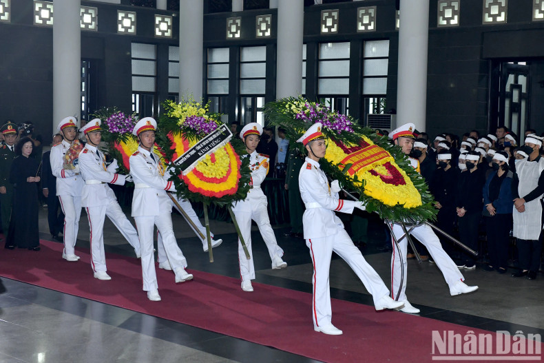 Party General Secretary Nguyen Phu Trong sends a wreath to pay tribute to Senior Lieutenant General Nguyen Chi Vinh. Party General Secretary Nguyen Phu Trong sends a wreath to pay tribute to Senior Lieutenant General Nguyen Chi Vinh.