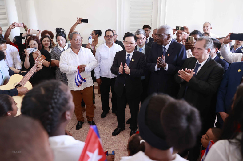NA Chairman Vuong Dinh Hue visits relic site Moncada Barracks (Photo: VNA)