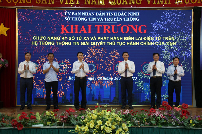 Leaders of Bac Ninh Province and delegates press a button to launch the remote digital signing function and issue electronic receipts on the information system for handling provincial administrative procedures. Leaders of Bac Ninh Province and delegates press a button to launch the remote digital signing function and issue electronic receipts on the information system for handling provincial administrative procedures.