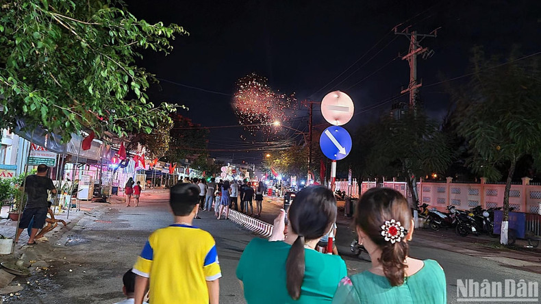 People flock to Dam Doi Town, Dam Doi District, Ca Mau Province, to enjoy fireworks celebrating Lunar New Year. (Photo: Huu Tung)