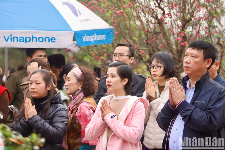 In the sacred space, many people came to witness the important ritual of the Tran Temple seal-opening festival.