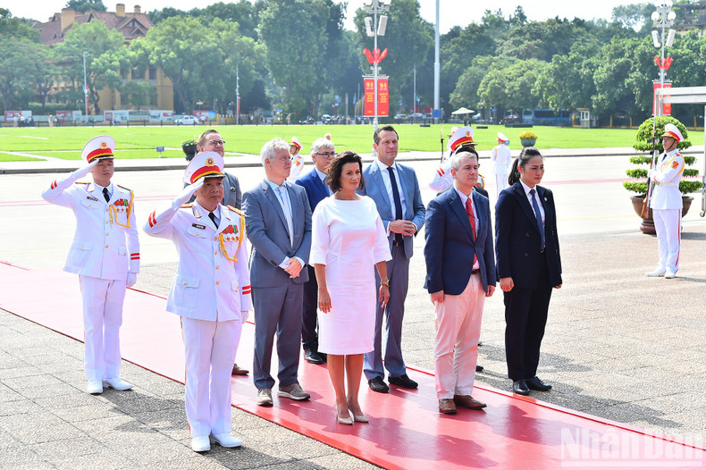 President of the Belgian Senate Stephanie D’Hose and members of the Belgian delegation pay tribute to President Ho Chi Minh.